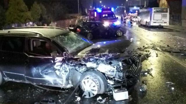 Accident teribil la Cluj: Trei adulți și un copil, răniți după un accident între două mașini și un autobuz