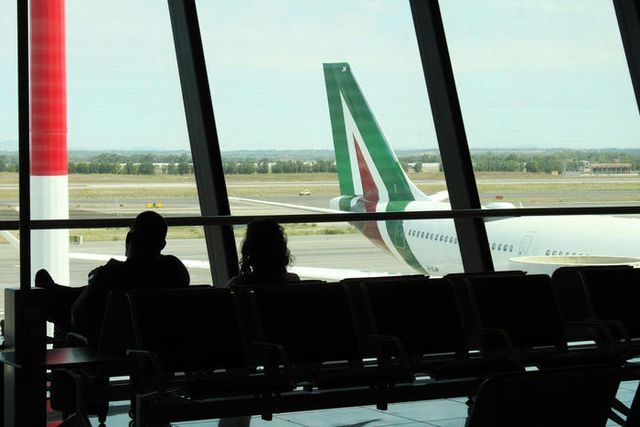 Alitalia: commissario vede i sindacati, rischi per stipendi