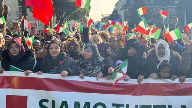 Monfalcone, sindaca leghista chiude tutte le moschee, 8mila musulmani in piazza: “Siamo tutti italiani”