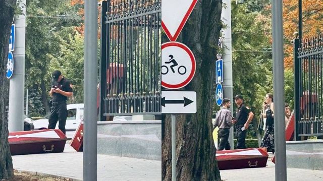 Două sicrie aduse lângă Președinție. Cinci persoane, inclusiv minori, reținute de poliție