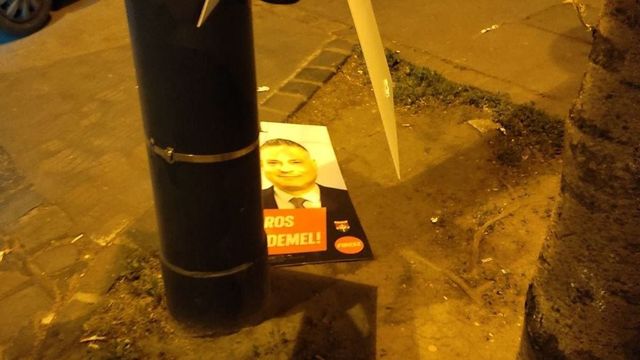 Pikó András támogatói már az első éjszaka letépték a Fidesz plakátjait Józsefvárosban