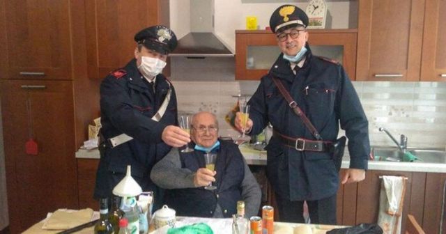 Anziano chiama i carabinieri per un brindisi di Natale: «Sono solo in casa»