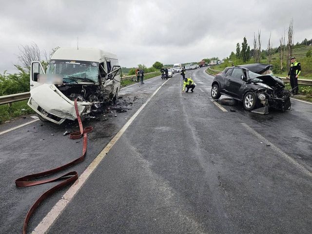 Accident în apropierea localității Bardar: doi șoferi și patru pasageri ai unui microbuz de rută au ajuns la spital