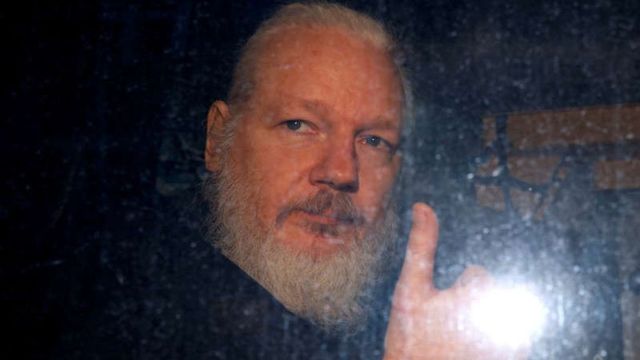 Julian Assange, condamnat la 50 de săptămâni de închisoare de un tribunal londonez