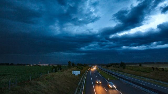 Hatalmas baleset nehezíti a közlekedést a Balatonnál