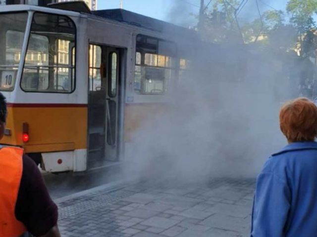 Трамвай се запали на Графа