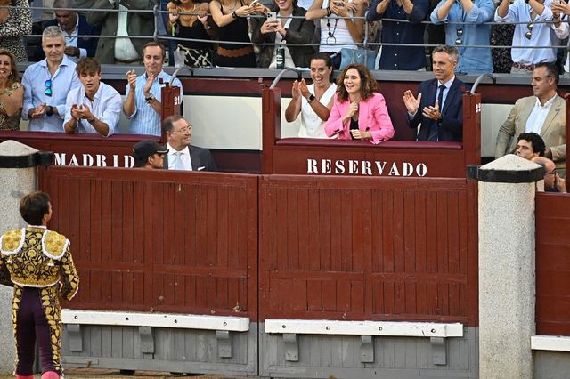 Así fue la despedida de ensueño de El Juli en Madrid: puerta grande y este brindis a Ayuso