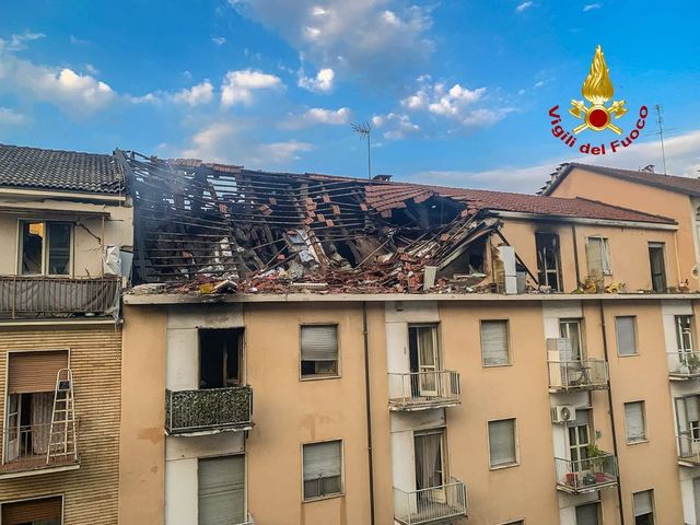 Esplosione in un appartamento a Torino, cinque feriti