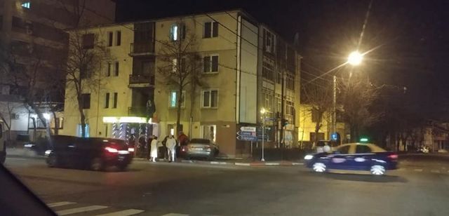 Un șofer a intrat într-un bloc din Pitești cu tot cu mașină