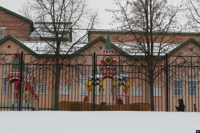 Россия не дала визы 30 учителям англо-американской школы в Москве