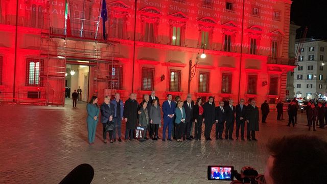 Su Palazzo Chigi illuminato di rosso i nomi delle 104 vittime di femminicidio del 2022