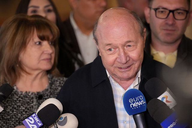 Traian Băsescu a fost operat de urgență pe cord, la Paris