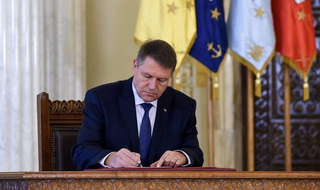 Klaus Iohannis a semnat mai multe decrete. Iată ce legi se schimbă sau primesc completări
