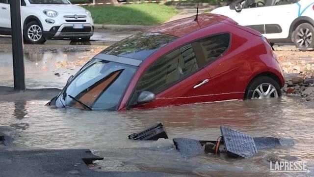 Milano, guasto a una tubatura: auto inghiottita dalla voragine in piazza