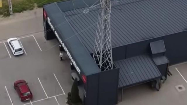 Fiul unui primar din Buzău și-a construit supermarket în jurul unui stâlp de înaltă tensiune