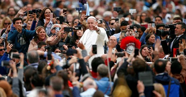 Papa Francesco tra la folla in piazza San Pietro a bordo della papa-mobile