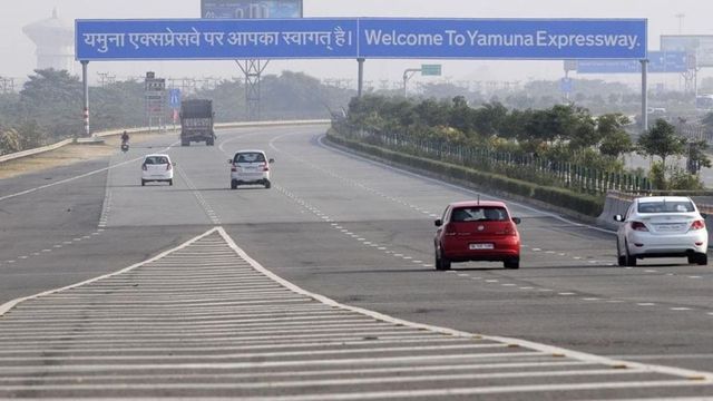 Five Dead in Car-Bus Collision on Yamuna Expressway in Mathura