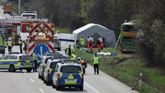 Un autocar plin cu pasageri s-a răsturnat pe o autostradă din Germania