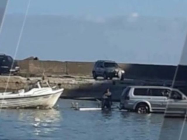 Джип влезе в морето на плаж „Болата”