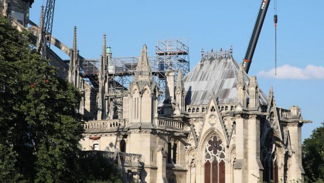 Autoritățile din Paris: Notre-Dame este încă în pericol de a se prăbuși