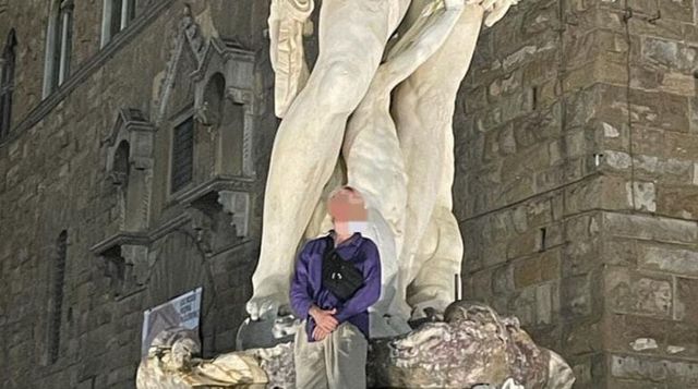 Firenze, turista tedesco sale sul Nettuno in piazza Signoria