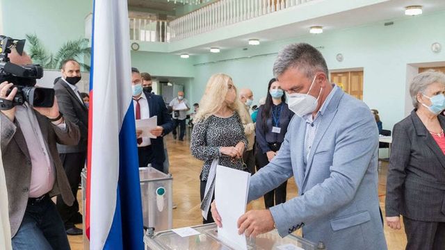 Песков и Лавров проголосовали на выборах в Госдуму