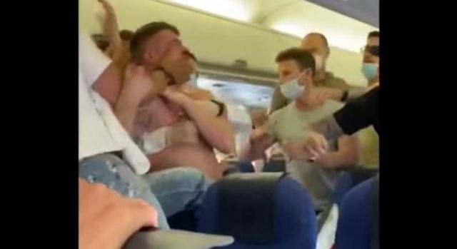 Scandal la bordul unui avion. Doi pasageri beți s-au luat la bătaie din cauza măștilor de protecție