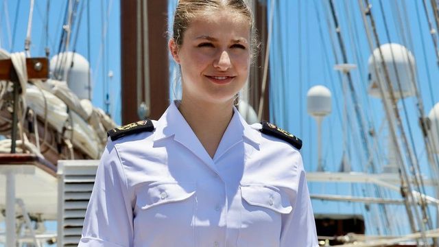 La reina Letizia visita a Leonor en Panamá en la escala de Elcano