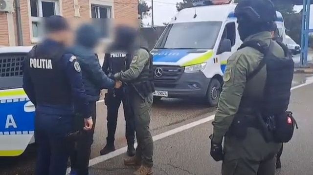 Un irakian dat în urmărire internațională, reținut în România și extrădat în Republica Moldova