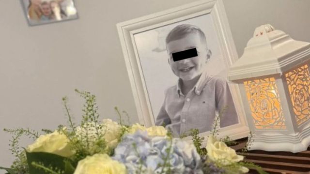 O femeie a murit după ce a fost lovită de o mașină care mergea în marșarier într-o parcare din București