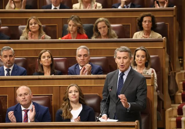 Feijóo acusa a Sánchez de exprimir a los españoles para pagar a «sinvergüenzas» y este ridiculiza su liderazgo