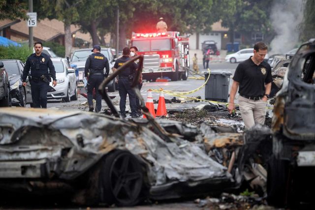 San Diego, piccolo aereo si schianta su quartiere residenziale. Morti pilota e passeggeri