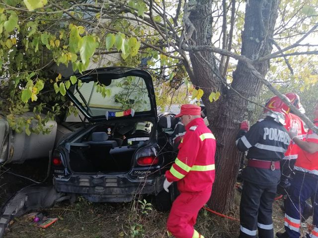 Accident cu șase victime în Caraș-Severin. Un tractor s-a dezintegrat în urma impactului cu o mașină