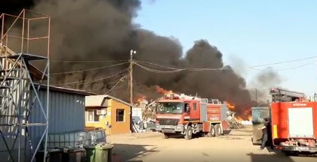 Incendiu puternic la un depozit de material feroase, în Buzău