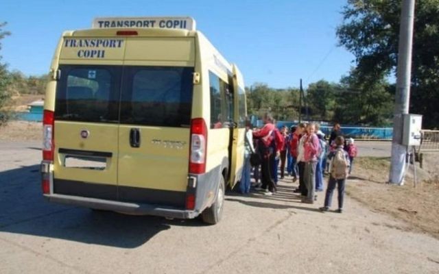 Un șofer de microbuz școlar se ducea băut să transporte copiii la școală, la Brăila