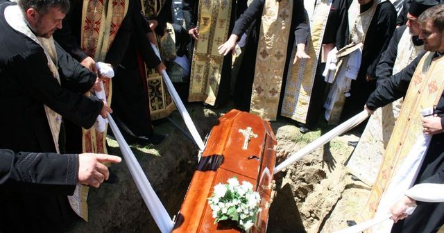O femeie din Bihor declarată decedată s-a trezit în timp ce era băgată în sicriu