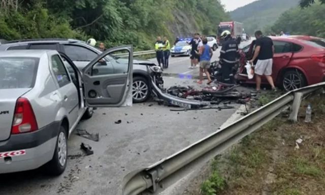 Români răniți într-un accident în Bulgaria, transportați de urgență în țară cu un elicopter Black Hawk