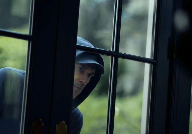 Jon Hamm es un ladrón de guante blanco en 'Vicios ocultos'