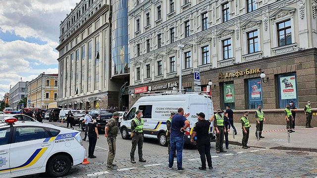 Угрожающий взорвать бомбу в банке в Киеве потребовал выхода в прямой эфир