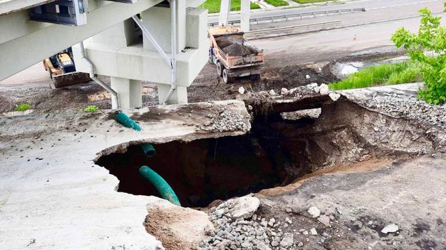 Ploile din zilele trecute au înnămolit mai multe sectoare de drum din șapte raioane din țară
