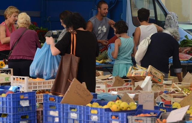 A giugno calo dello 0,3% in Ue-20 del commercio al dettaglio