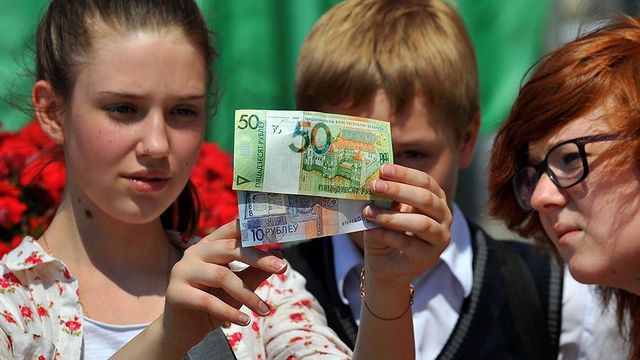 Названы самые популярные у жителей России валюты