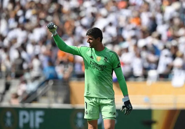 Courtois, ángel de la guarda de un Madrid en busca de identidad