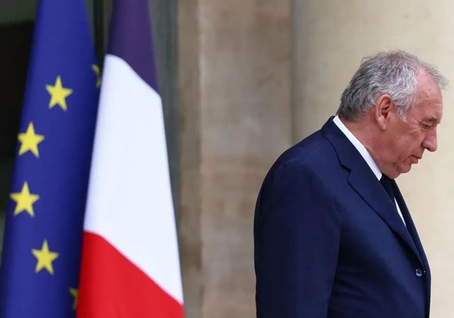 Francia arranca el curso con el Gobierno en el aire y la amenaza de un parón nacional