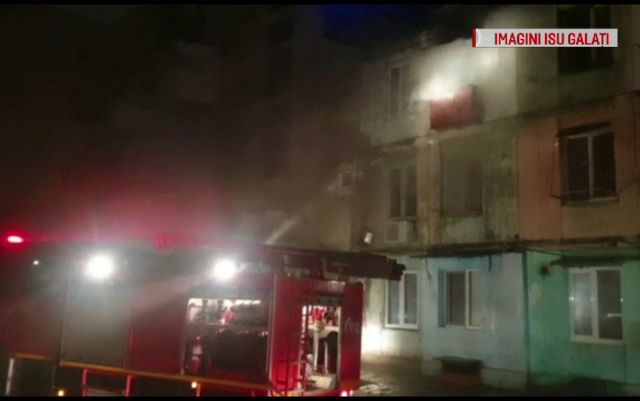 Incendiu puternic într-un bloc din Galați. Un bebeluș a fost intoxicat cu fum