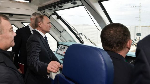 Putin a călătorit în locomotivă pentru a inaugura circulația feroviară pe cel mai controversat pod al Europei, în Crimeea