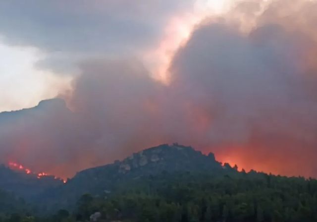 El incendio de Tarragona avanza descontrolado y hay ya 9 pueblos confinados