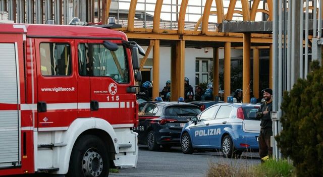 22enne si suicida nel Cpr a Roma, disordini con lancio di sassi