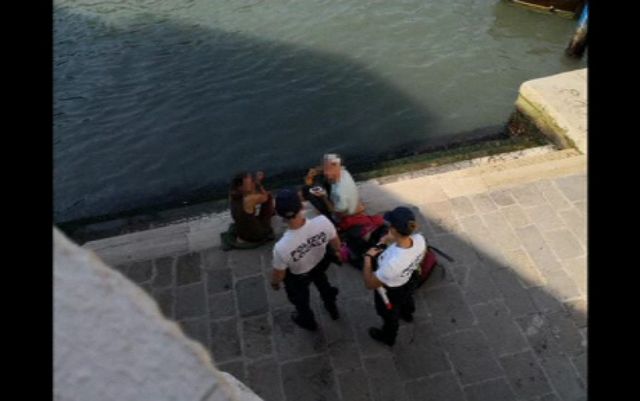 Doi turiști, amendați cu 950 de euro pentru că și-au făcut o cafea la baza podului Rialto, Veneția