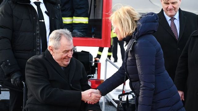 Zeman zahajuje návštěvu Slovenska, povečeřel s Čaputovou